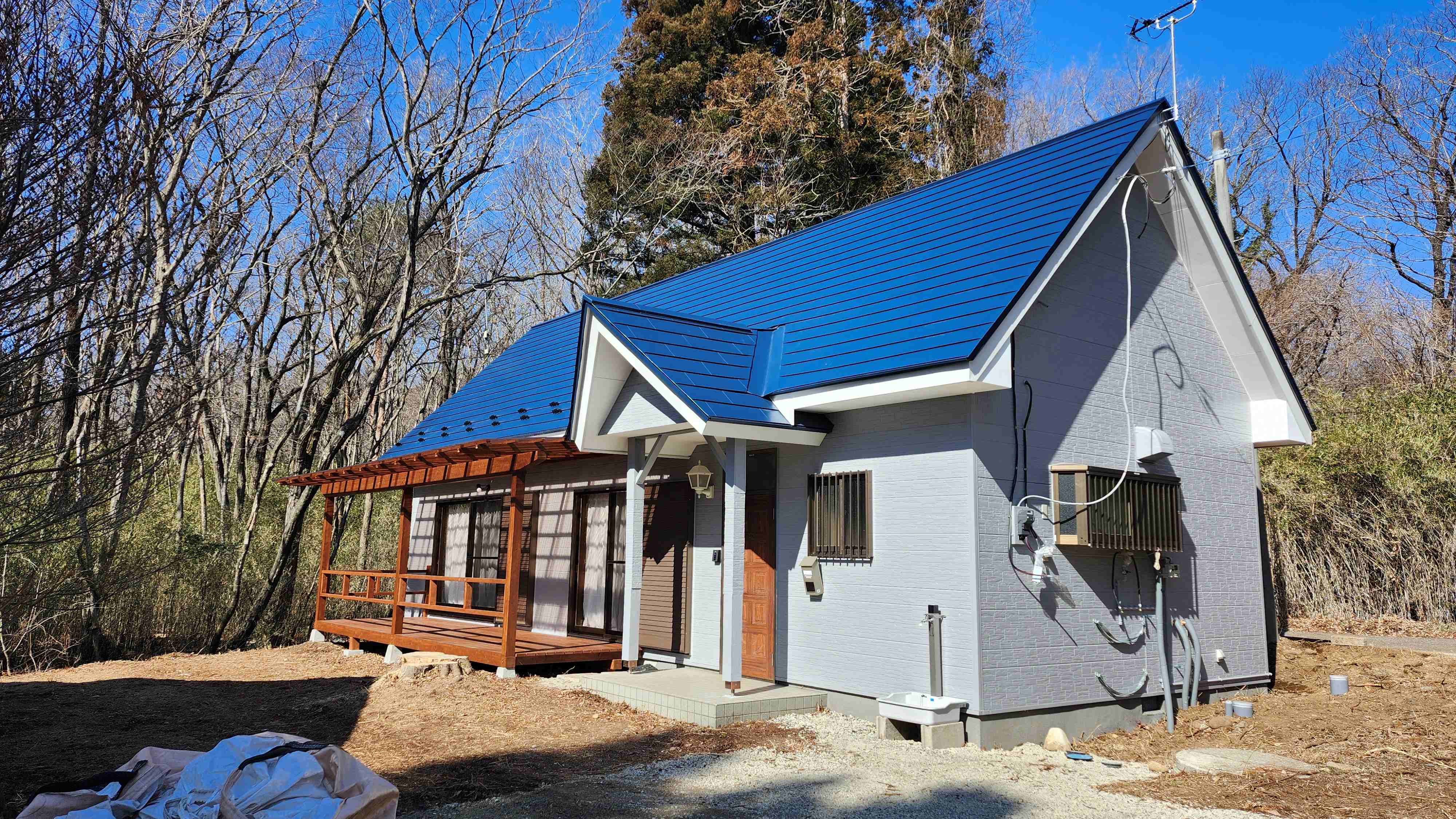 清流沿い100坪、1LDK。屋根の葺替工事から浄化槽新設工事まで、内外装全面リニューアル物件です。広々、軒付ウッドデッキ有り。駐車場も2台分の確保済みです。