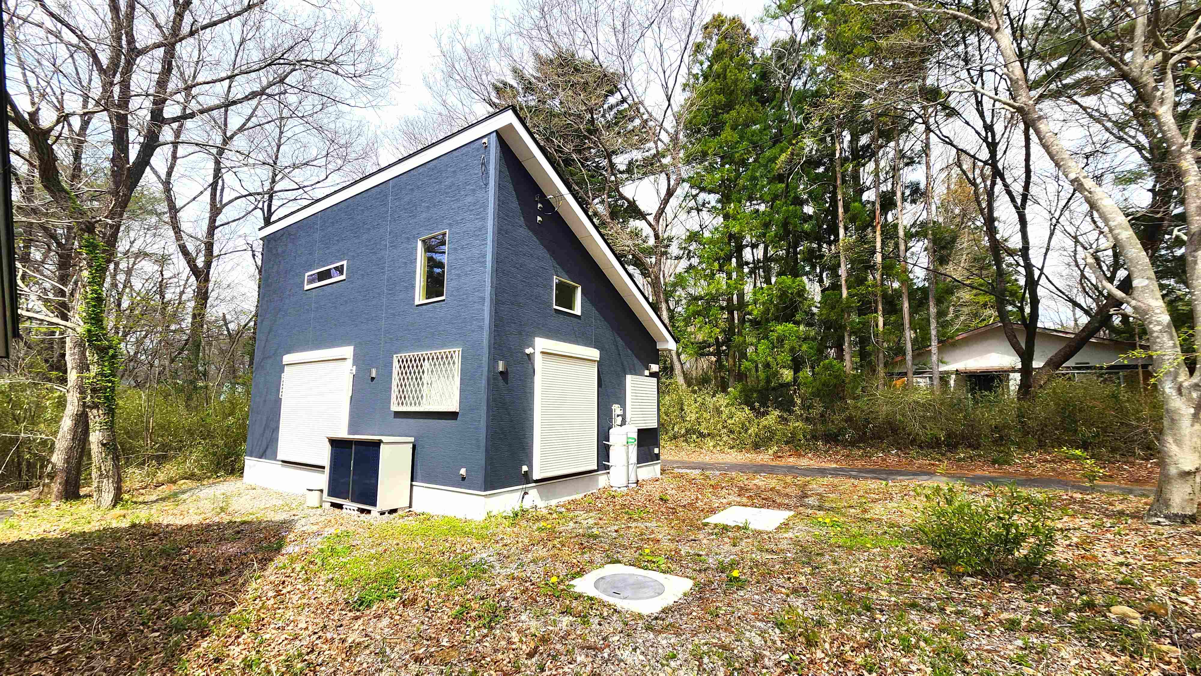 平坦地100坪、築浅物件(R4年秋新築)、1LDK+ロフト部屋、洋風バス
カメラ付きインターフォンに、シャッター式雨戸で防犯対策も安心です。