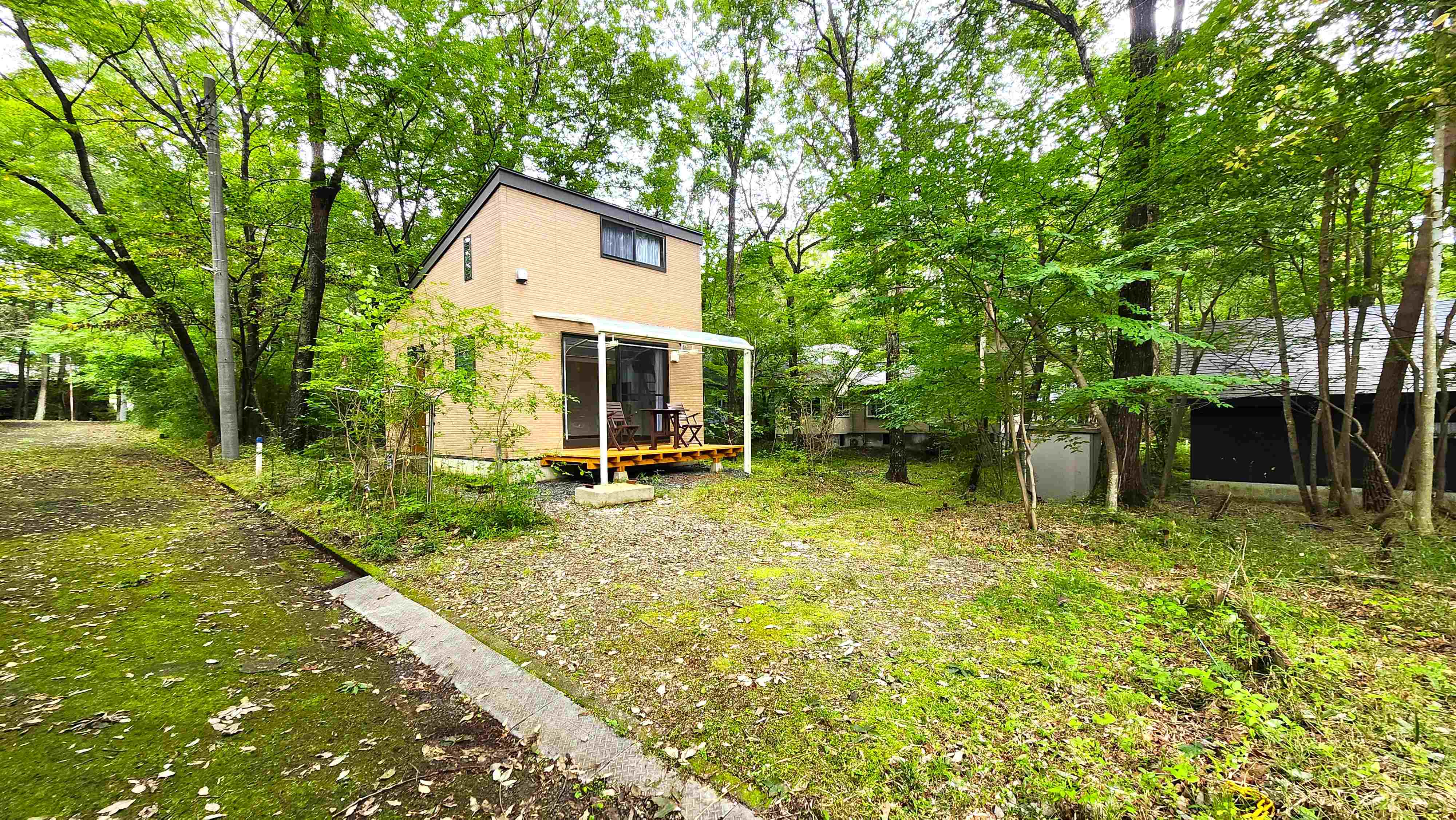これぞ災害時の緊急避難場所、那須高原地区の隠れ家別荘、建物。
平坦地、ワンルームにロフト部屋。駐車場2台。庭が広く2区画分の150坪です。
